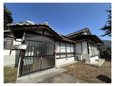Within 1 km of elementary and junior high schools, convenience stores, and supermarkets, a smooth-flowing 5SDK single-story home.