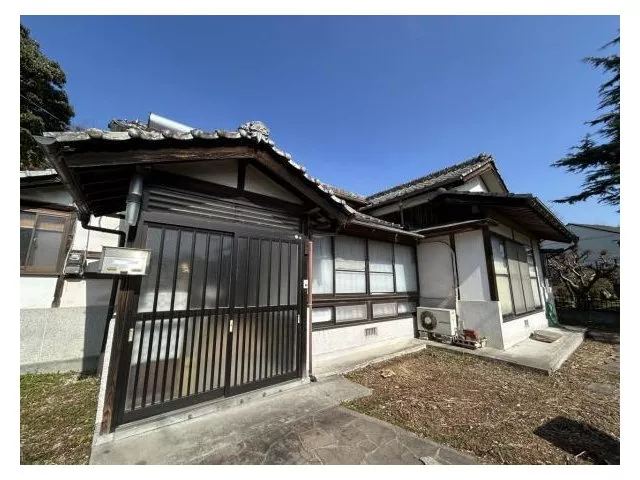 Within 1 km of elementary and junior high schools, convenience stores, and supermarkets, a smooth-flowing 5SDK single-story home.