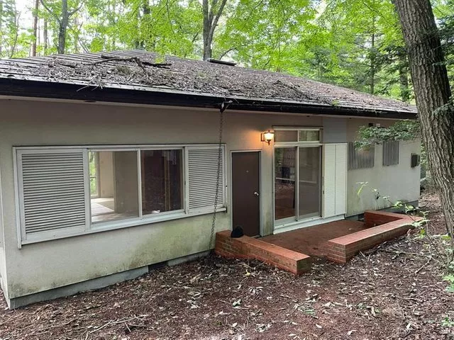 A summer resort on the north side of the forest road, suitable for villa use.