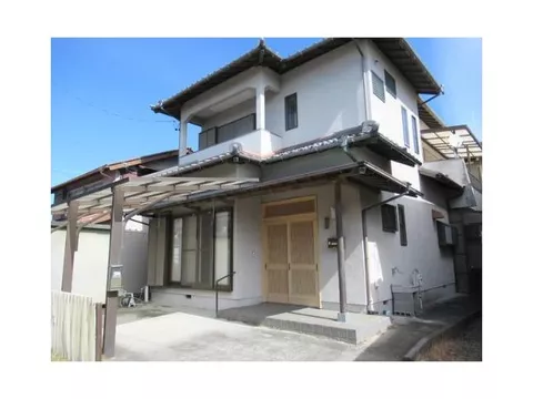 This property is recommended for busy individuals, as it is available for immediate handover.