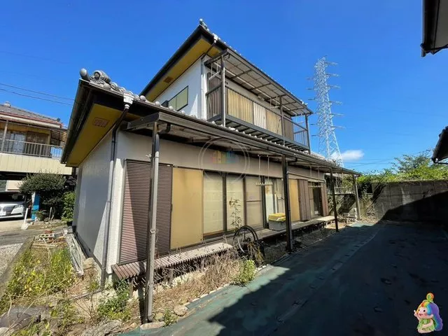 Each room is over 6 tatami mats, spacious layout 5LDK, good sunlight, parking space for one car