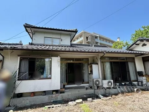 Approximately 327 tsubo of land, a spacious 8LDK house with parking for 4 cars and an easily usable garden