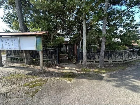 Sunroom and attic storage included, over 180 tsubo of vast land & corner lot! Calm living environment