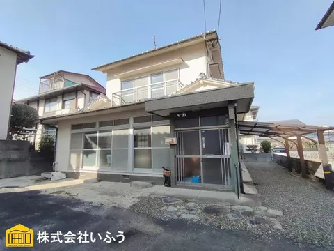 Approximately 60 tsubo of land! You can change to your preferred layout with renovations! Parking space for 4