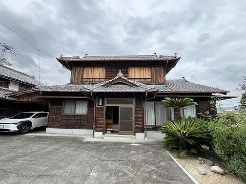 Used single-family home, 3.1 km from JR Tokushima Line Awa-Yamakawa Station