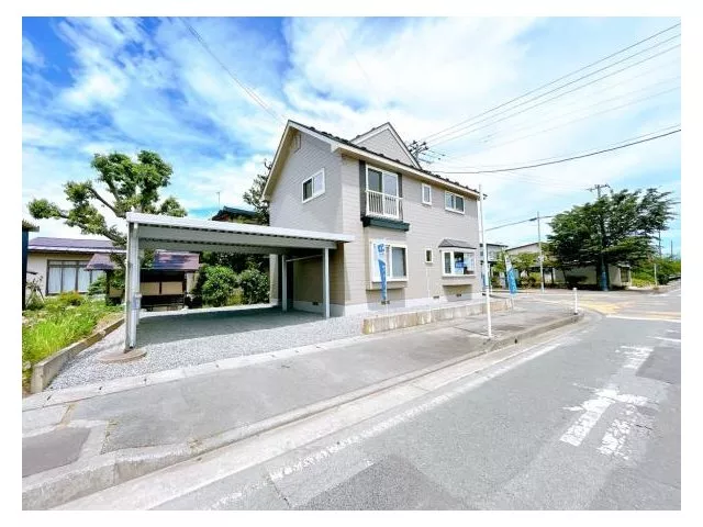 [Open House Held] [Immediate Move-in Possible] 4SLDK layout. Carport can accommodate 2 cars in parallel