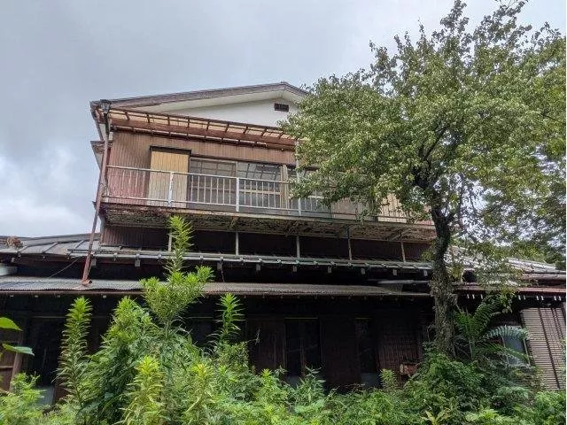 ◆ Faces southwest road ◆ Garden ◆ Bay window ◆ Family-oriented ◆ Land over 300 tsubo