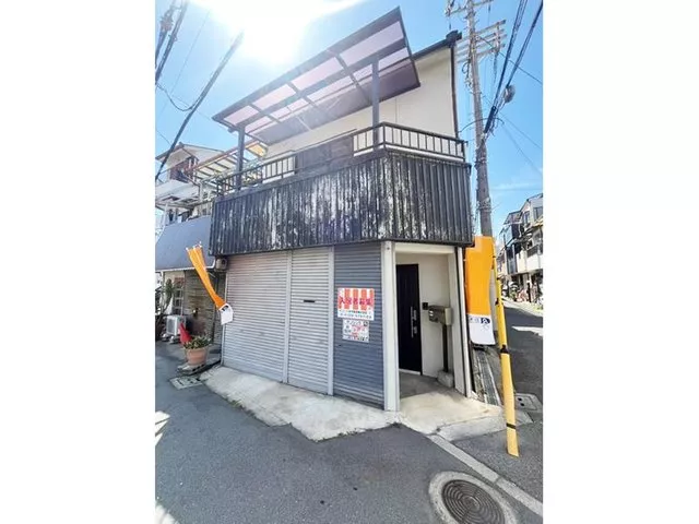 Southeast-facing corner lot with good sunlight! A "2DK" terrace house with a garage (depending on the vehicle type).