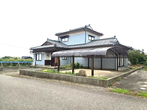 A spacious traditional Japanese-style used house with a garden. Enjoy home gardening and landscaping freely.