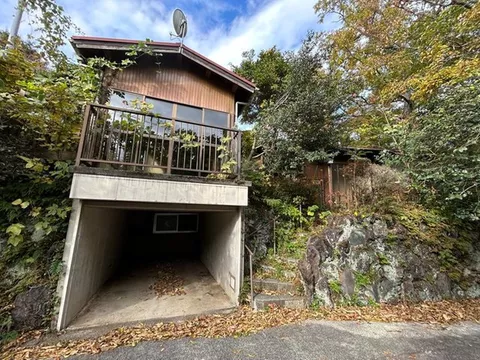 Single-story house with underground garage, quiet living environment surrounded by nature