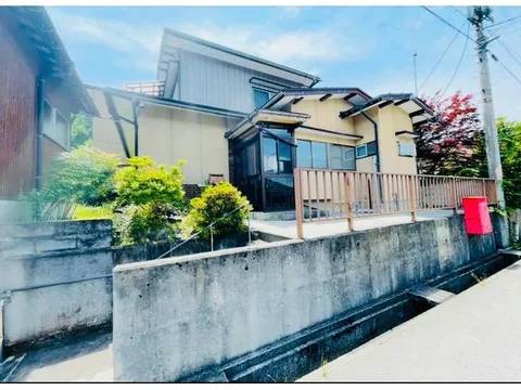 <5884> Spacious garden and two connected Japanese-style rooms. Garage included for peace of mind even in snow