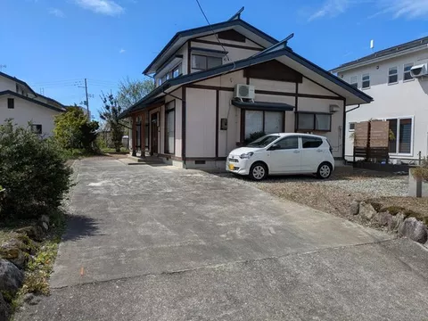 ■ Located about 600m (approximately 8 minutes on foot) from JR Akayu Station!