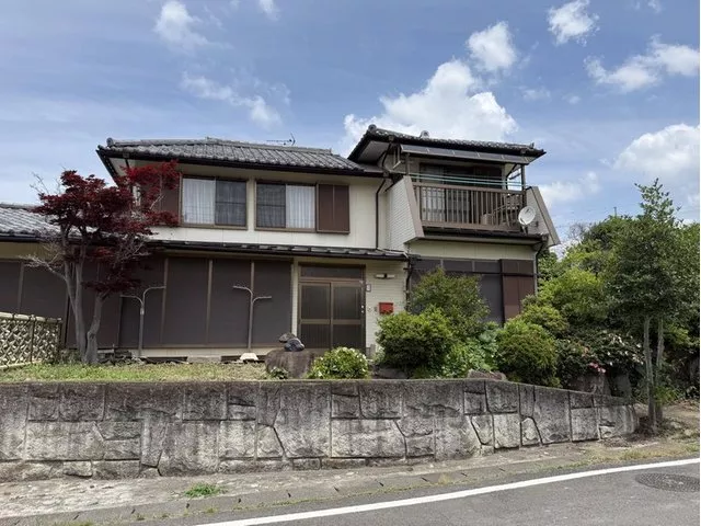 A house living in a tranquil rural landscape. A 7LDK house with a home garden and good sunlight + separate building.