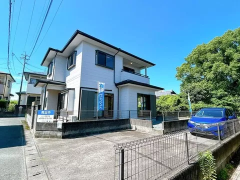 [Open House Held] [Interior and Exterior Renovated] 2 cars parked in parallel plus 1 car vertically, totaling 3 cars
