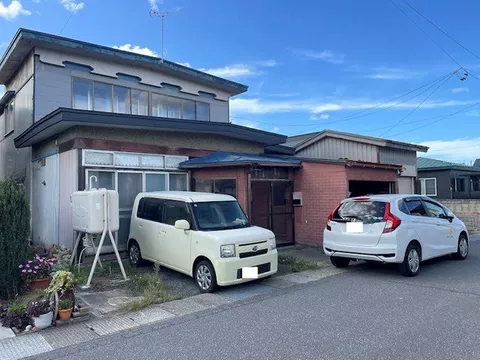 Partially renovated used house with water facilities, the front road has a snow melting ditch for安心 in winter♪