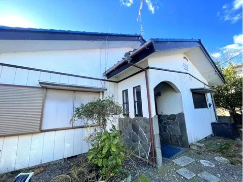 This property comes with an open kitchen.