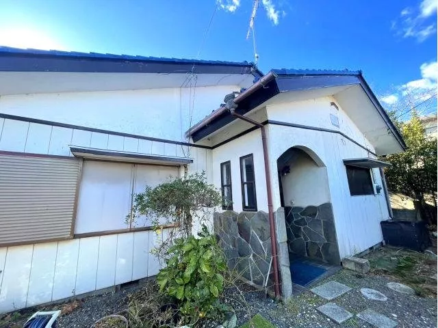 This property comes with an open kitchen.