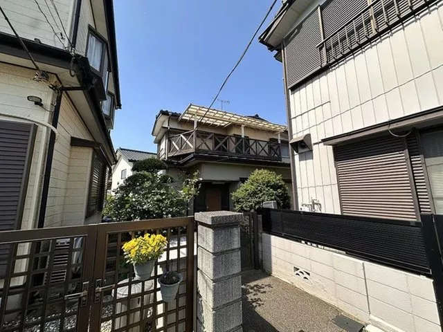 Reconstruction is not possible due to not being connected to a road under the Building Standards Act.