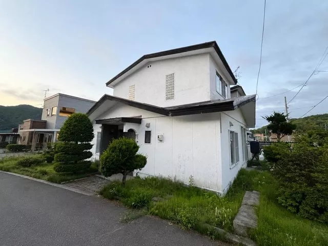 ◆Southeast and southwest facing corner lot◆ 3-minute walk to the bus stop!!