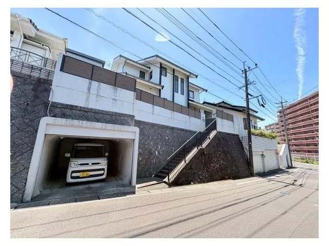 The spacious entrance provides a high-quality space that can comfortably accommodate guests.