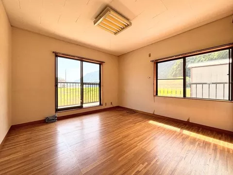 A quiet and calm living environment surrounded by the Tenryu River and mountains, where you can feel the four seasons.