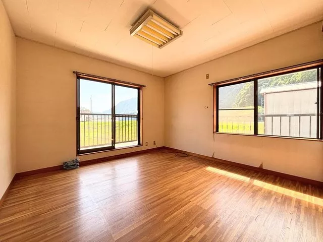 A quiet and calm living environment surrounded by the Tenryu River and mountains, where you can feel the four seasons.