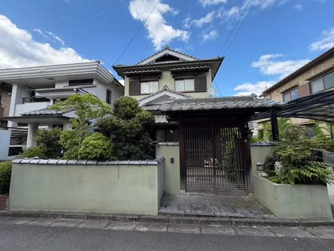 Parking for 2 cars available, land over 50 tsubo, close to urban area, south-facing, flat to the station, facing south road,