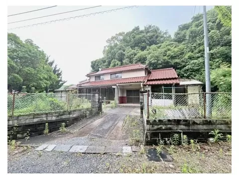 A house where you can live freely in a nature-rich environment. The parking space can also be used spaciously♪