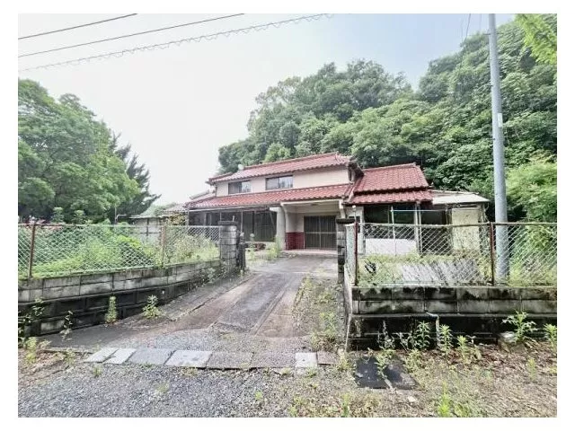 A house where you can live freely in a nature-rich environment. The parking space can also be used spaciously♪