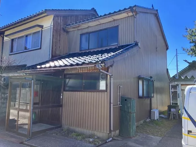 A used house right next to the sea and fishing port.