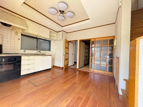 Immediate viewing available! We also accept inquiries for renovations. Great for investment or residential use. - Image 3