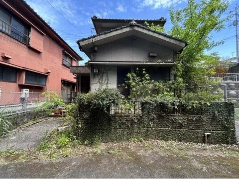 Close to elementary and middle schools, and parks, perfect for families with children!