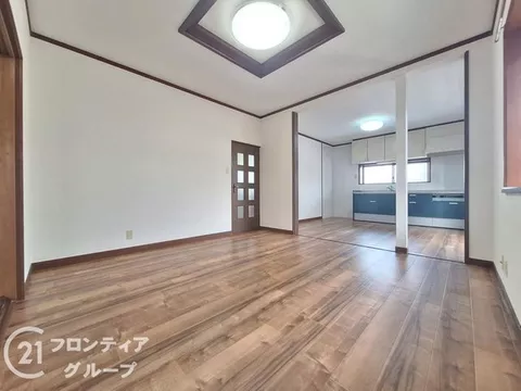 [Renovated in June of the 8th year of Reiwa + Immediate viewing available] South-facing ■ Parking space with carport available