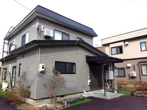 ■ Renovated in 2001 ■ Quiet residential area