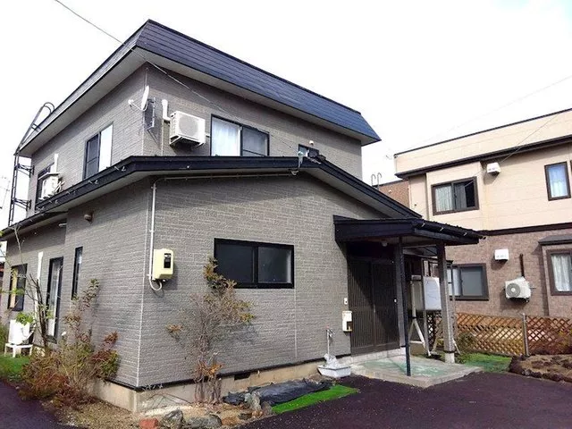 ■ Renovated in 2001 ■ Quiet residential area