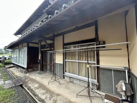 [Reconstruction not possible, loan not possible] A Japanese-style home with a veranda built on a corner lot of approximately 145 tsubo.