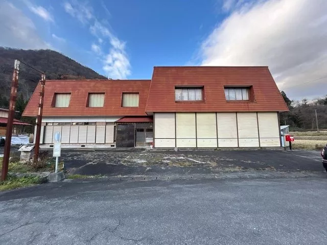 Land area of 354 tsubo, surrounded by nature in a peaceful location, a single-story 6LDK with a building area of 68 tsubo.