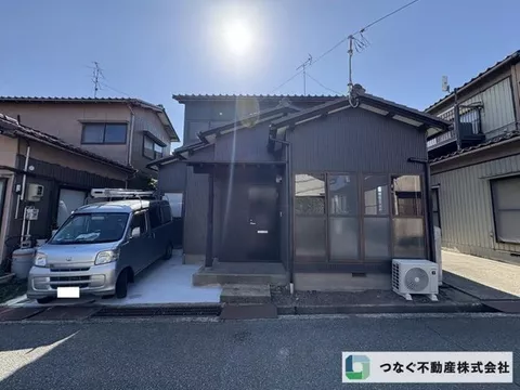 Approximately 38,000 yen per month - Move-in ready - Fully renovated - Near a park - Within walking distance to an elementary school