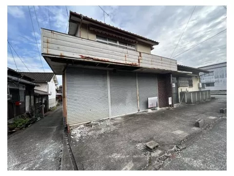 Land area of 126 tsubo, south-facing with good sunlight, 2-story building with 7DK, parking for 6 cars.