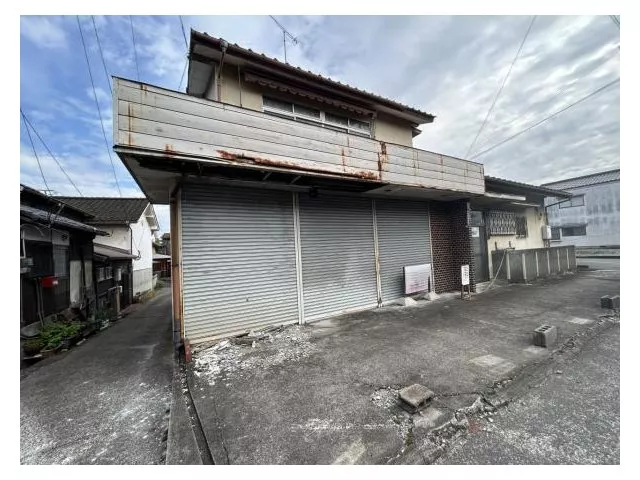Land area of 126 tsubo, south-facing with good sunlight, 2-story building with 7DK, parking for 6 cars.