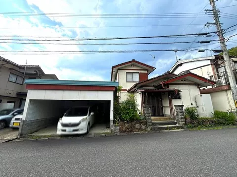 ■Spacious garage that can accommodate 2 cars!! ■Property with a quiet living environment is attractive!!
