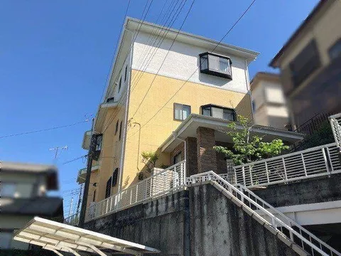 Overlooking the Tanzawa Mountains. 13 minutes on foot to Odakyu Line Hadano Station; good view from a three-story building.