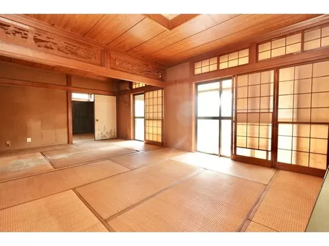 A house suitable for investment or renovation, equipped with parking space and a large balcony - Image 2