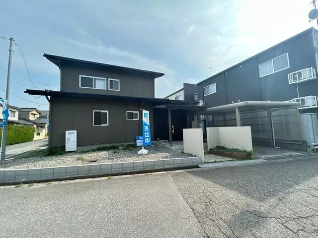 [Open House Held] Interior and exterior renovation planned / Parking for 3 cars available / Road width 6m in front /