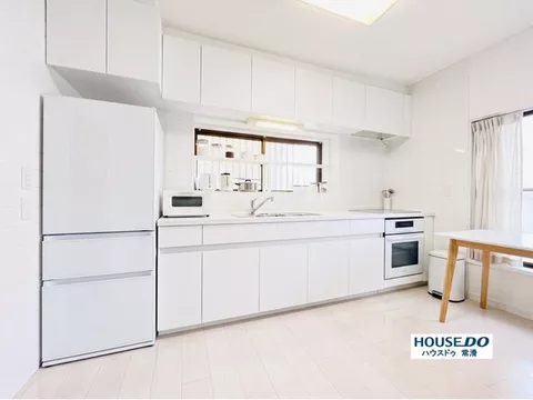 Elevated with a breathtaking view! South-facing road with good sunlight! A luxurious home with a garden!