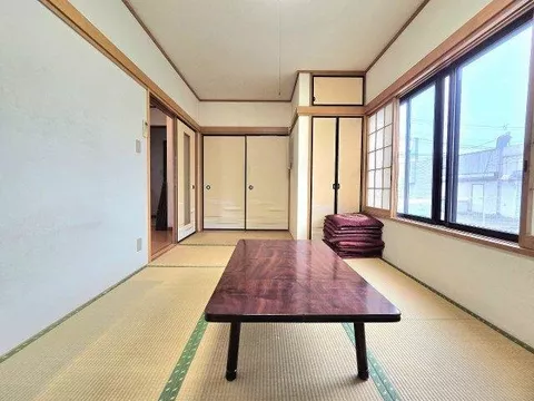 The price is 12 million yen. It is available for viewing, so please consider searching for real estate with our company.
