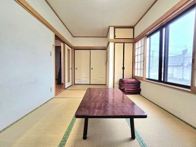 The price is 12 million yen. It is available for viewing, so please consider searching for real estate with our company.