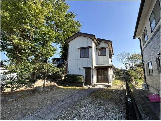 Sakuradani Elementary and Seibu Junior High are within walking distance. Parking for 2 cars is possible! A property that can be moved into without renovations♪