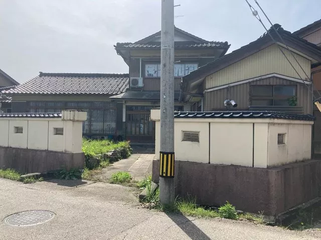 This is a very spacious Japanese-style house with over 100 tsubo of land and a total floor area of 95 tsubo.
