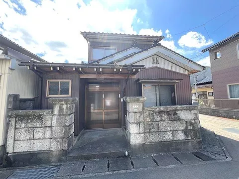 Approximately 8 minutes on foot from Takaoka Station, a lively lifestyle with light footsteps. A corner lot where the wind passes through☆